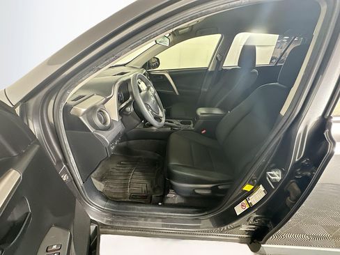 Used 2018 Toyota RAV4 LE FWD image 13