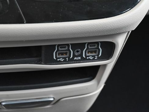 Used 2024 Chrysler Pacifica Touring-L FWD image 23