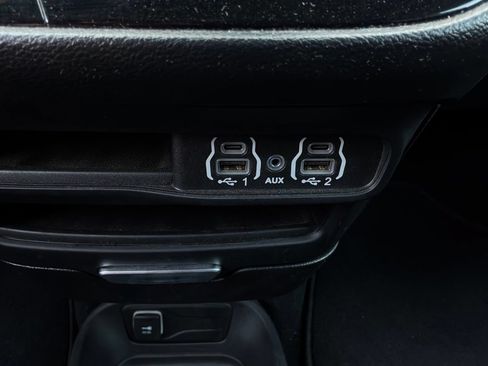 Used 2025 Chrysler Pacifica Select FWD image 28