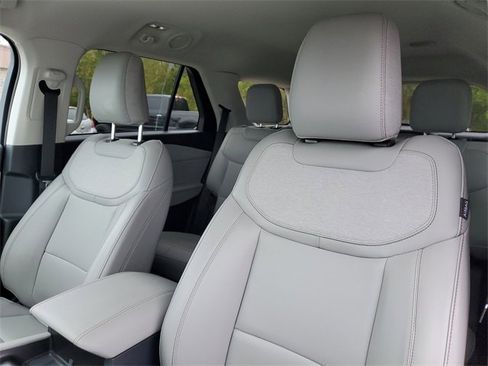 Used 2025 Ford Explorer Active w/ Active Comfort Package image 15