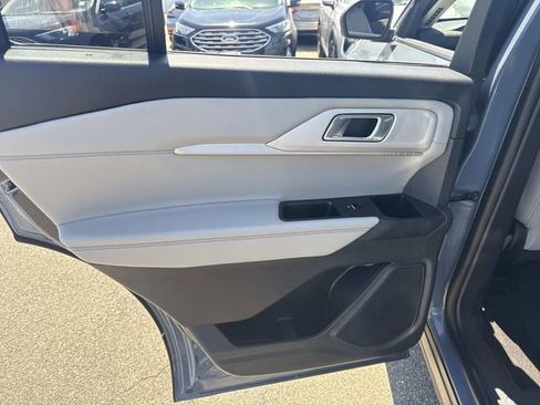 Certified 2025 Ford Explorer Active w/ Active Comfort Package AWD/4WD image 18
