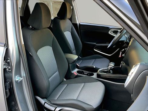 Certified 2025 Kia Soul LX w/ LX Technology Package FWD image 28