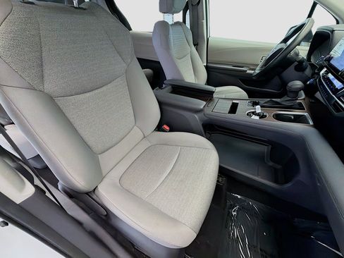 Used 2024 Toyota Sienna LE FWD image 16