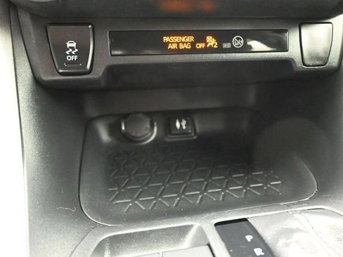 Used 2019 Toyota RAV4 LE FWD image 20