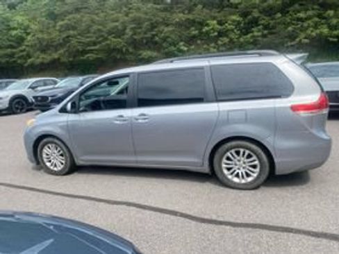 Used 2012 Toyota Sienna XLE FWD image 8