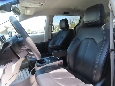 Used 2024 Chrysler Pacifica Touring-L FWD image 20