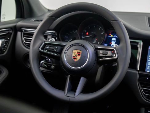 Certified 2026 Porsche Macan AWD/4WD image 12