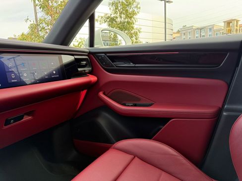 Used 2025 Porsche Macan 4 Electric image 22