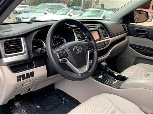 Used 2014 Toyota Highlander LE image 13