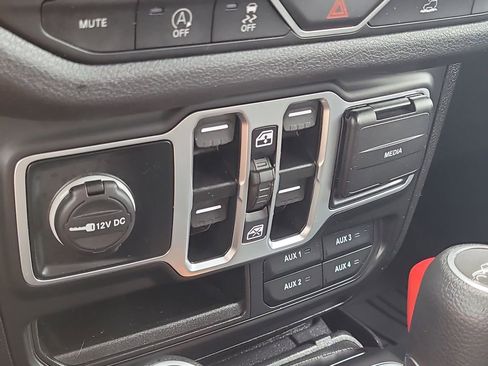 Certified 2025 Jeep Gladiator Sport AWD/4WD image 25