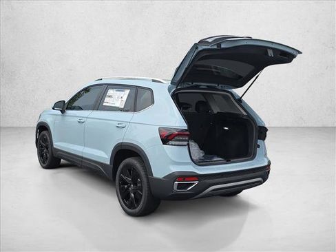 New 2026 Volkswagen Taos SE FWD image 3
