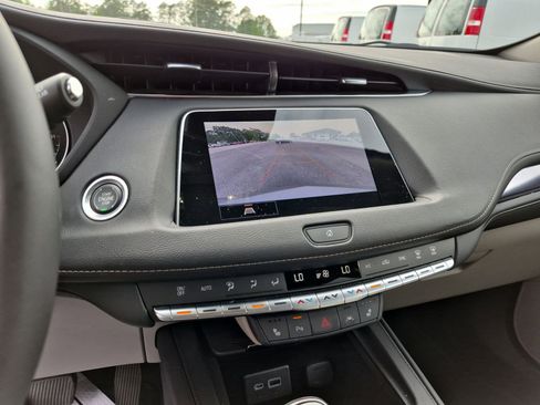 Certified 2023 Cadillac XT4 Luxury w/ Cold Weather Package FWD image 15