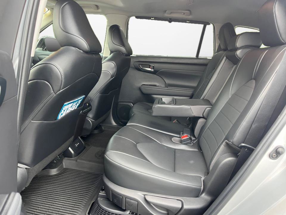 Used 2022 Toyota Highlander XLE AWD/4WD image 13