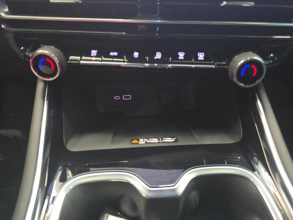 Used 2025 Chevrolet Traverse RS w/ LPO, Floor Liner Package FWD image 28