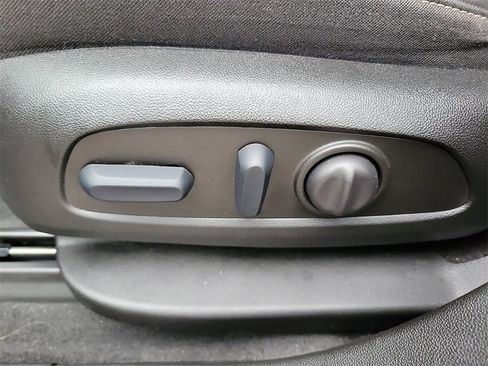 Used 2023 GMC Acadia SLE w/ Driver Convenience Package image 18