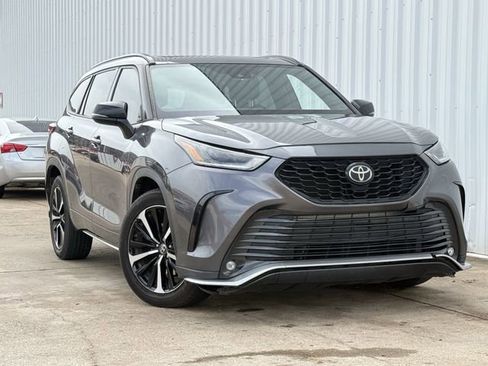 Used 2021 Toyota Highlander XSE image 2