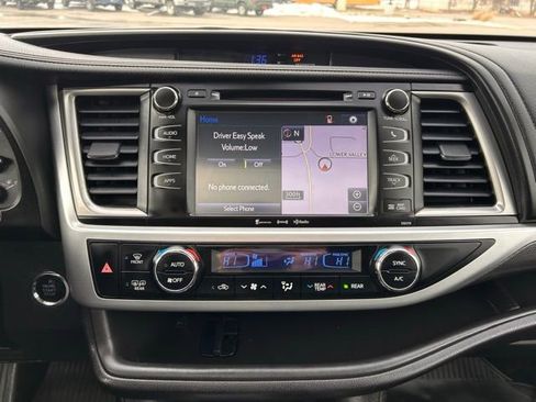 Used 2018 Toyota Highlander SE image 14