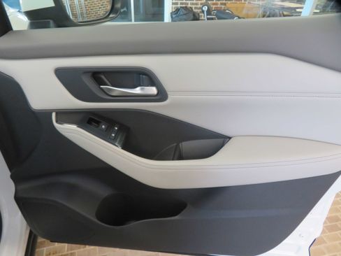 Used 2022 Nissan Rogue SV w/ SV Premium Package image 26