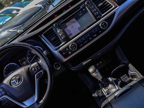 Used 2018 Toyota Highlander XLE AWD/4WD image 18