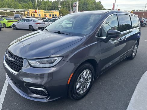 Used 2023 Chrysler Pacifica Touring-L FWD image 4