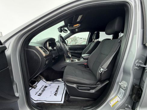 Used 2017 Jeep Grand Cherokee Laredo image 2