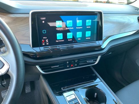 Used 2024 Volkswagen Atlas SE image 17