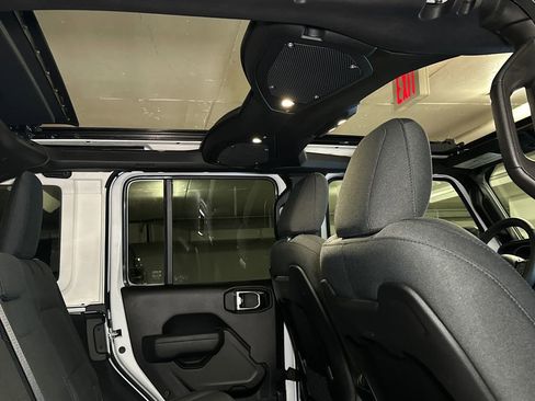 Used 2025 Jeep Wrangler Unlimited Rubicon w/ Technology Group image 14