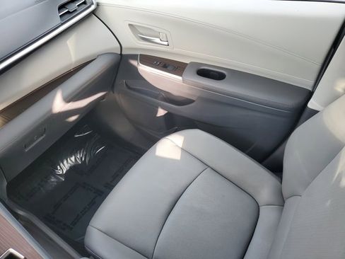 Used 2023 Toyota Sienna XLE image 9
