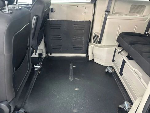 Used 2018 Dodge Grand Caravan SE FWD image 14
