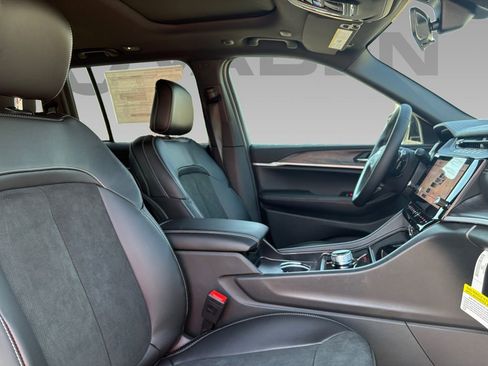 New 2026 Jeep Grand Cherokee Altitude image 9