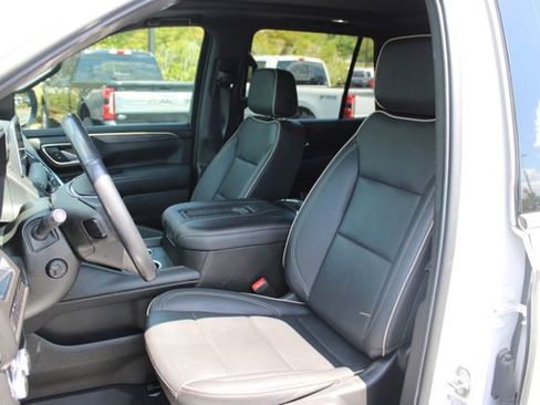 Used 2022 GMC Yukon SLT w/ SLT Premium Package AWD/4WD image 4