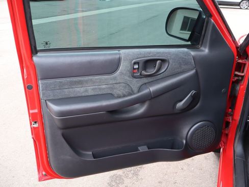 Used 2000 Chevrolet S10 Pickup LS w/ Preferred Equipment Group image 19