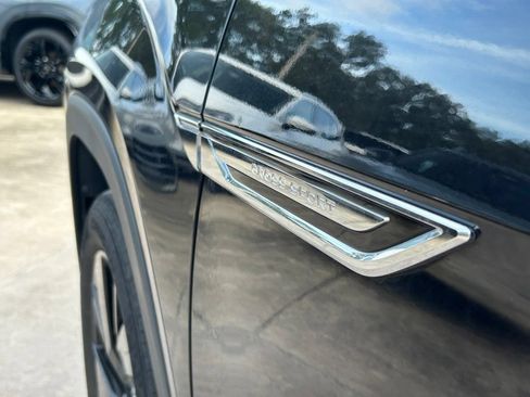 Certified 2024 Volkswagen Atlas Cross Sport SE w/ Panoramic Sunroof Package FWD image 32