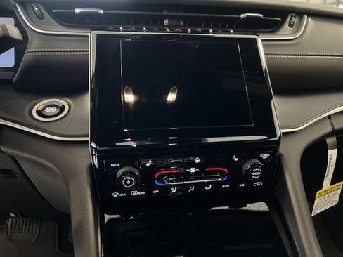 New 2025 Jeep Grand Cherokee Altitude image 9