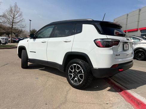 Used 2025 Jeep Compass Trailhawk image 8