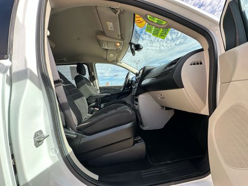 Used 2019 Dodge Grand Caravan SE w/ UConnect Hands-Free Group image 18