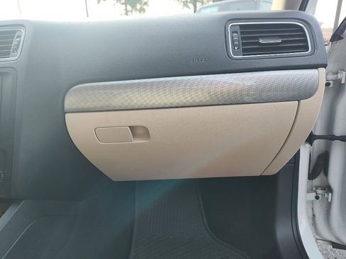 Used 2017 Volkswagen Jetta SE image 12