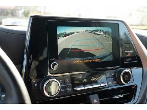 Used 2023 Toyota Highlander XLE image 24