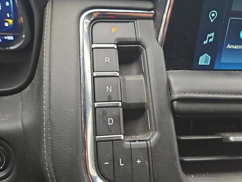 Used 2022 Chevrolet Suburban Z71 w/ Luxury Package image 11