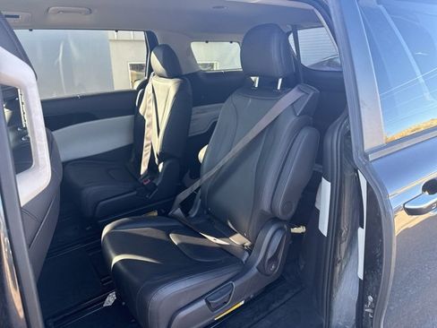 Used 2023 Kia Carnival EX image 16