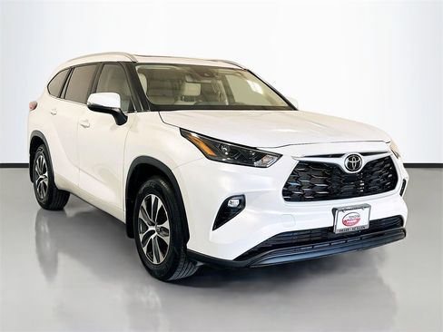 Used 2023 Toyota Highlander L image 3