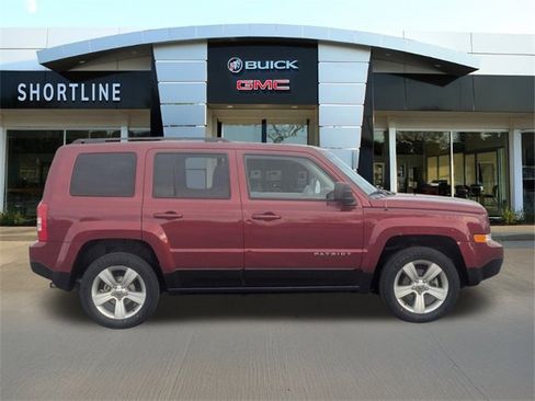 Used 2016 Jeep Patriot Latitude image 2