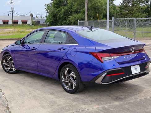 Used 2025 Hyundai Elantra Limited FWD image 2