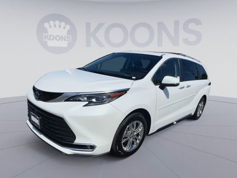 Used 2024 Toyota Sienna Platinum image 5