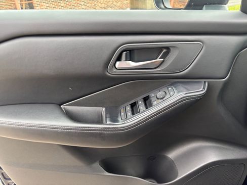 Used 2025 Nissan Rogue SV FWD image 18