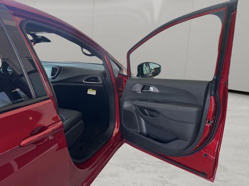 New 2026 Chrysler Pacifica Select FWD image 29