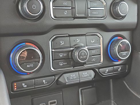 Used 2022 Chevrolet Tahoe Z71 w/ Luxury Package image 19