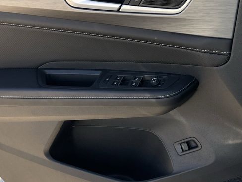 Used 2024 Volkswagen Atlas Cross Sport SE image 22