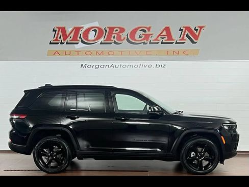 Used 2023 Jeep Grand Cherokee Altitude AWD/4WD image 2