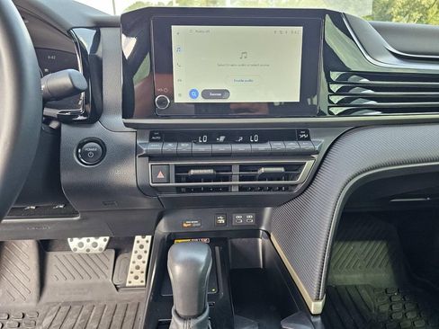 Used 2025 Toyota Camry SE FWD image 31